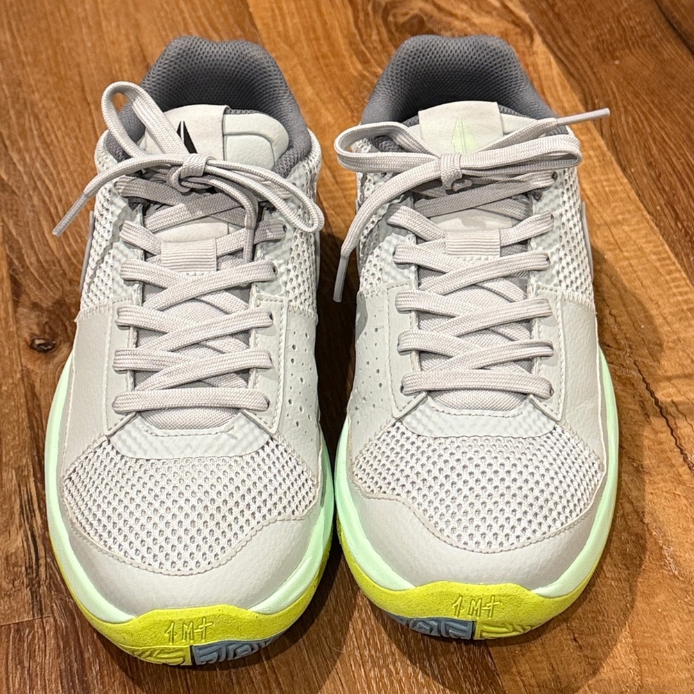 Nike Youth JA 1 Flash Sneakers (Size: 7Y)(EUC) - Picture 4 of 17